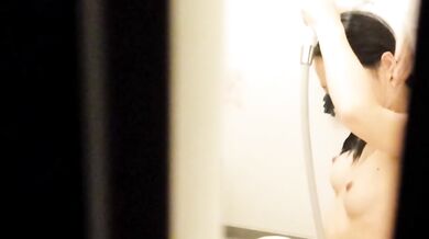 He pinches his nose and goes into the bath!! ○K virgin who is famous for entering the school, に通ってます【Several cm から広がる世界 Vol.01】