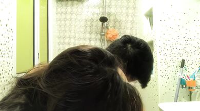 シンガポールの若いカップルがトイレで自撮り