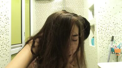 シンガポールの若いカップルがトイレで自撮り