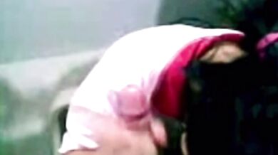 学生が彼氏にフェラチオをしながらトイレでオナニーをする