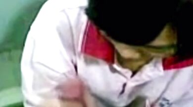 学生が彼氏にフェラチオをしながらトイレでオナニーをする