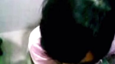 学生が彼氏にフェラチオをしながらトイレでオナニーをする