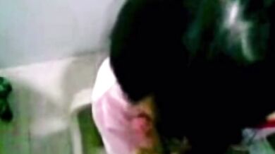 学生が彼氏にフェラチオをしながらトイレでオナニーをする