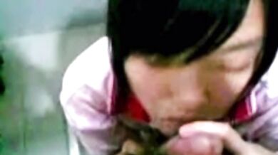 学生が彼氏にフェラチオをしながらトイレでオナニーをする