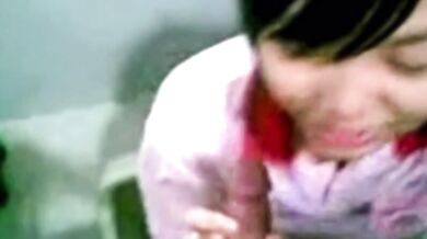 学生が彼氏にフェラチオをしながらトイレでオナニーをする