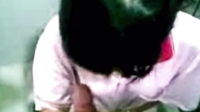 学生が彼氏にフェラチオをしながらトイレでオナニーをする