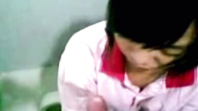 学生が彼氏にフェラチオをしながらトイレでオナニーをする