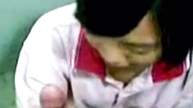 学生が彼氏にフェラチオをしながらトイレでオナニーをする