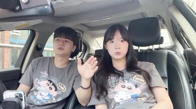 車の中でイチャイチャする可愛い女の子のコントラスト