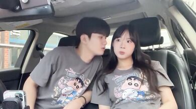 車の中でイチャイチャする可愛い女の子のコントラスト