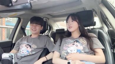 車の中でイチャイチャする可愛い女の子のコントラスト