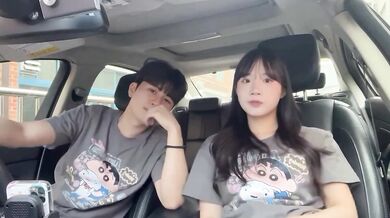 車の中でイチャイチャする可愛い女の子のコントラスト