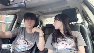 車の中でイチャイチャする可愛い女の子のコントラスト