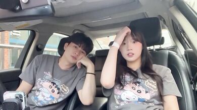 車の中でイチャイチャする可愛い女の子のコントラスト