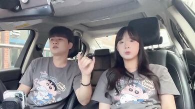 車の中でイチャイチャする可愛い女の子のコントラスト