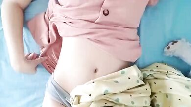 下着姿で触るマレーシアの姉妹