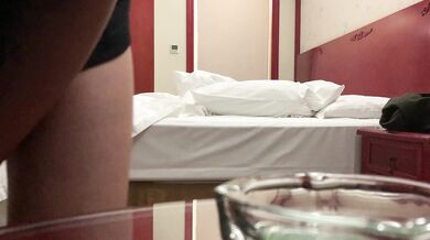 ソーシャルブラザーはWeChatで近くにいる美しい女性にホテルの部屋を予約するよう頼んだ