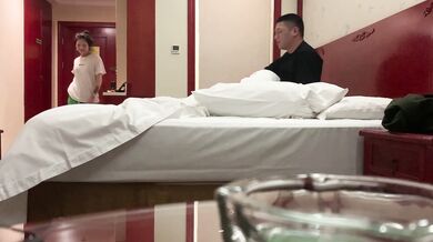 ソーシャルブラザーはWeChatで近くにいる美しい女性にホテルの部屋を予約するよう頼んだ