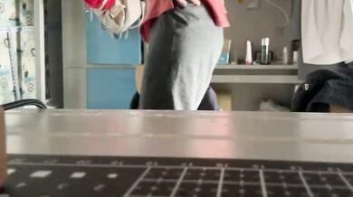 騷妹宿舍玩奶水晶屌自慰