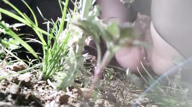 黑絲水手服少女路邊尿尿