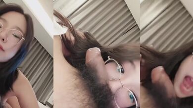 メガネの少女が超包皮男をからかう