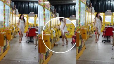 スーパーで露出したビッチ