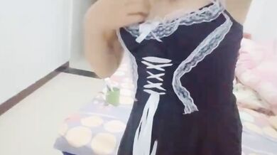 痴女はパンティー越しにオマンコをこすっておもちゃに乗る