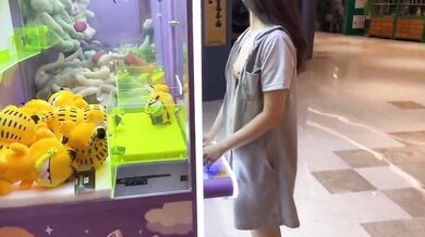 クレーンゲームの前で露出トレーニング
