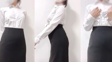 Cô gái thuần khiết cởi quần áo và chụp ảnh tự sướng