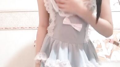 巨乳のドレスを着た女の子がおっぱいとオマンコをこする