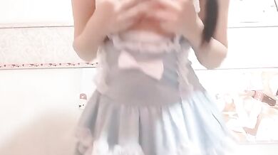 巨乳のドレスを着た女の子がおっぱいとオマンコをこする