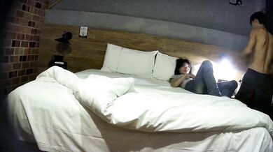 大学生カップルがホテルデートで自撮り