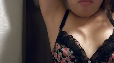 恥ずかしがり屋の女の子がストリップする自撮り