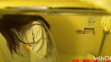 Sinh viên đại học xinh đẹp và quyến rũ (覗かれたシャワ－ル－ム