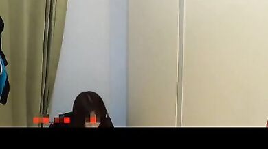 【更衣室】競泳水着を試着する女子