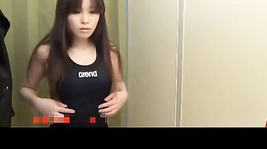 【更衣室】競泳水着を試着する女子