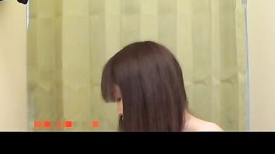 【更衣室】競泳水着を試着する女子