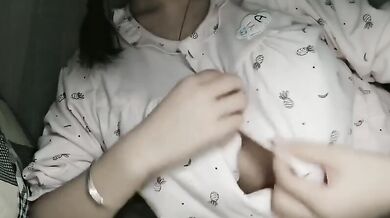 18歳のマレーシア人エスコートが巨乳の自撮りを披露