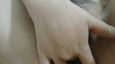 Thủ dâm trên giường, squirting và đi tiểu