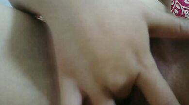 Thủ dâm trên giường, squirting và đi tiểu