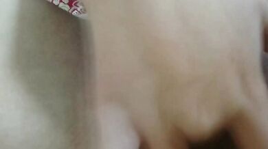 Thủ dâm trên giường, squirting và đi tiểu