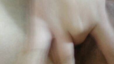 Thủ dâm trên giường, squirting và đi tiểu