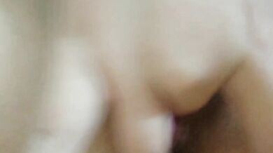 Thủ dâm trên giường, squirting và đi tiểu