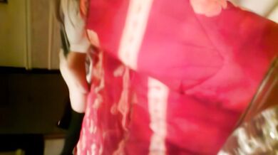 ホテルでのクラシックでクリエイティブなカップルの自撮り