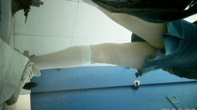 偷窺多個小姐姐上厠所尿尿