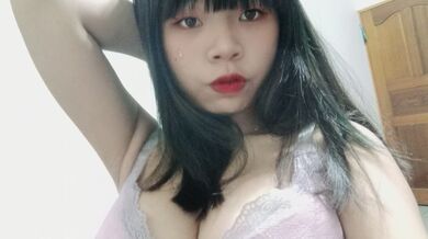 巨乳少女が胸を掴んで揉む