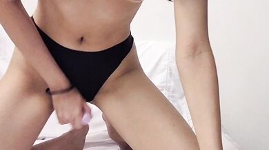 シンガポールの少女がバイブレーターでオナニーしてオーガズムに達する