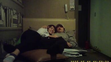 韓国の太った男と女性秘書が個室でセックスして自撮りをする