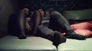 韓国の太った男と黒のシルクの女が個室で愛し合いながら自撮りをする