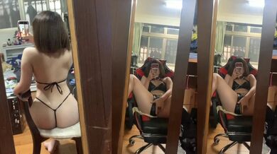 Cô gái tóc ngắn gợi cảm thủ dâm và phun nước trong gương